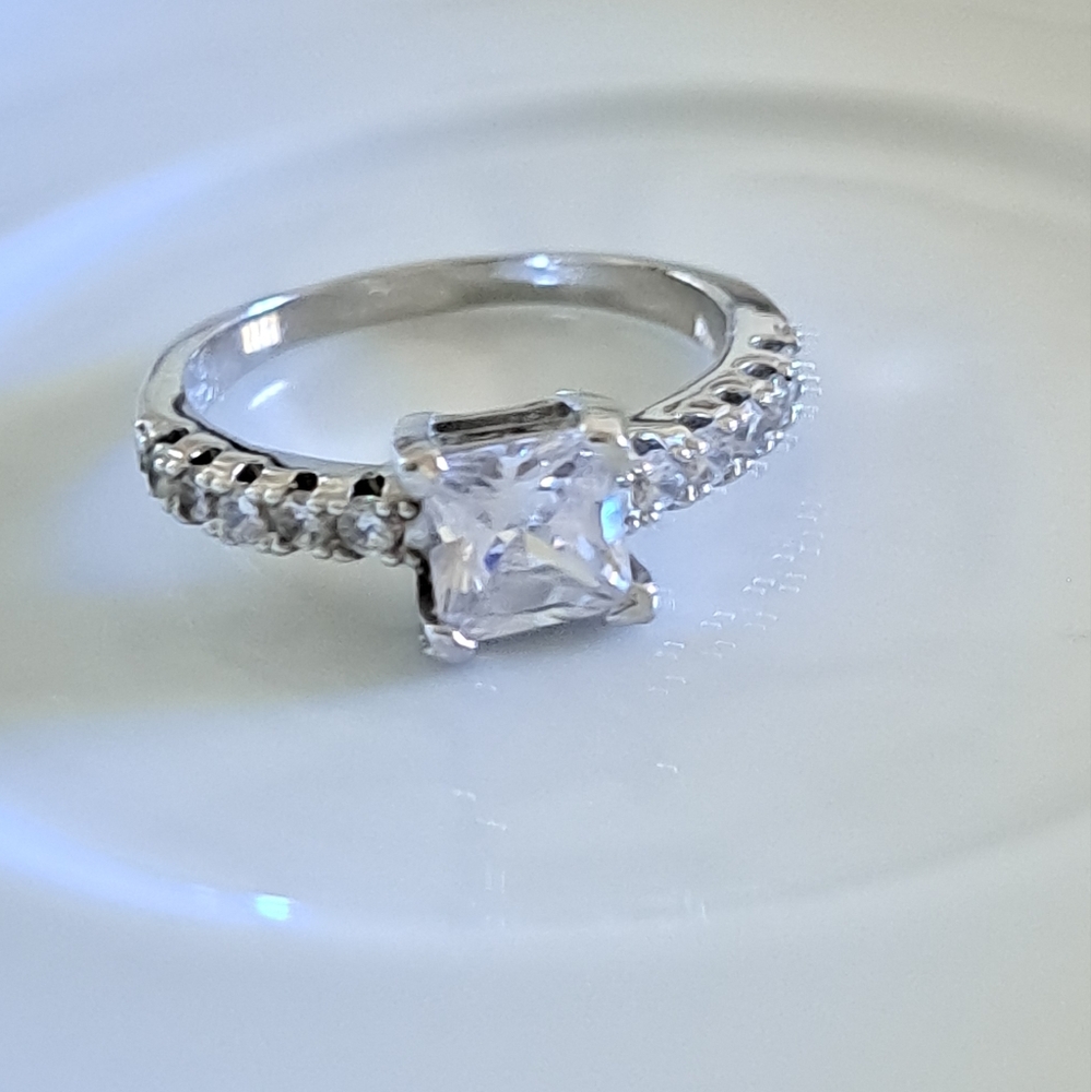 💜💜💍 Very beautiful Ladies 925SS/CZ
Ring…Size 7….NWOT 💜💜